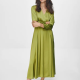 Massimo Dutti Satin wrap dress 39 995 Ft

A drágább árkategóriában találtuk meg ezt a hétköznapi, ámde elegáns darabot, ami minden kétséget kizáróan a legfantasztikusabb szatén anyagból készült.