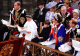A walesi hercegi pár és három gyermekük az első sorban foglalnak helyet a koronázás alatt, míg a monarchiának búcsút intő Harry a harmadik sorban ül.