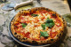 Nem meglepő, hogy a top 10-ben szereplő összes pizzát Olaszországban készítették, ahol a modern pizza első feljegyzését Benedetto di Falco költő és esszéíró jegyezte le 1535-ben. A Taste Atlas online útikalauz által összeállított listán a téglalap alakú Pizza al taglio a negyedik, a cseresznyeparadicsomos Caprese Pizza pedig az ötödik helyen szerepel.