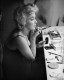 Marilyn Monroe

A szőke ciklon messze földön híres volt vonzó testalkatáról, melyet azonban nemcsak a természetnek, hanem az edzéseknek, illetve a fehérjedús táplálkozásnak is köszönhetett. A szemrevaló nőiessége mellett a mosolyával is mindenkit levett a lábáról, a dús hatást pedig többféle rúzs keverésével érte el – titka abban rejlett, hogy kívül mindig sötétebb, míg belül világosabb árnyalatokat festett az ajkaira.
