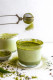 Cynthia Sass táplálkozási szakértő a New York Magazine-nak azt nyiltkozta, hogy a matcha tele van jótékony antioxidánsokkal, amelyek drasztikusan csökkentik a rák, a szívbetegségek és a korai öregedés kockázatát, sőt állítólag nyugodt éberséget biztosít az L-aminosav magas szintjének köszönhetően.