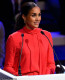 Beszéde során Meghan egy több mint 200 ezer forintot érő skarlátvörös, Another Tomorrow márkájú blúzt, valamint egy színben passzoló, 254 ezer forintért kapható, bő szárú nadrágot viselt, a szettet pedig különleges ékszerekkel egészítette ki, illetve egy pár Aquazzura olasz cipővel, ami állítólag a hercegné egyik kedvenc márkája.