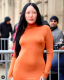 Szemöldök és fehérnemű nélkül, fekete hajjal jelent meg a barátnőivel Stella McCartney divatshowján. Noah büszkén pózolt a feszülős ruhájában, ami mindenét megmutatta. 

 