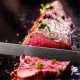 Nyers hús

A királynő nem ért egyet azzal, hogy a véres vagy közepesen átsült steak fogyasztása előkelőbbé és kifinomultabbá tesz valakit – Erzsébet jobban kedveli a jól átsült húsokat, így asztalán a nyers változatnak helye sincs.