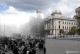 Békésen tüntető tömeg a Parlament előtt.