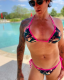 "Egy igazi lány nem tökéletes, és egy tökéletes lány nem igazi" - írta ehhez a bikinis képhez, amihez számolatlanul érkeznek a like-ok.