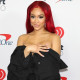 A fotósok előtt nyílt szét a ruhája, de azért Saweetie rapper próbálta menteni a menthetőt az Z100 iHeartRadio Jingle Ball 2021-es eseményén pár nappal ezelőtt.