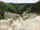 24. Riolittufa, Kazár

Egyedülálló geológiai képződmény figyelhető meg Kazár közelében: a riolittufa földfelszíni megjelenése. Európában ezen kívül csak Törökországban, Kappadókiában tartanak számon hasonlót és a világon is alig több mint hat helyen. A riolittufa felszíne növényzet nélküli, mélyen barázdált. A miocén vulkánosság során, kb. 20 millió évvel ezelőtt, a Mátra vulkáni kitöréseinek nyomán keletkezett. A fehér, könnyen málló talajfelszínt a víz eróziós munkája formálta, benne bonyolultan ágazó árkokat szabdalt, közöttük kúpokat, gerinceket hagyva.