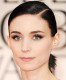 A megtisztelő feladatra Rooney Mara ír származású amerikai színésznőt kérték fel, aki természetesen igent mondott a szerepre. Az Oscar-díjas Joaquin Phoenix felesége 2005-ben játszott először filmvásznon, első főszerepét pedig a Rémálom az Elm utcában című 2010-es horrorfilmben kapta, emellett olyan díjnyertes alkotások jelzik a nevét, mint a Tetovált lány, a Mária Magdolna vagy A nő.