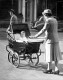 Egy kellemes séta 1949 őszén – da vajon ki az, aki a babakocsiból leselkedik?