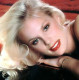 Dorothy Stratten csillaga annyira fényesen ragyogott, hogy Hugh Hefner a következő Marilyn Monroe-nak tartotta a lányt, akinek filmekben is szerepet szerzett, így az emberek a mozivászonról is megismerhették őt. Életében és karrierjében is akkor jött el számára a fordulópont, amikor egy nagyobb szerepet kapott az És mindenki nevetett című filmben, méghozzá Audrey Hepburn mellett. A szerep miatt Strattennek New Yorkba kellett utaznia, ahol a színésznővel közös jeleneteit forgatta, amikor is megismerkedett a film rendezőjével, Peter Bogdanovich-al, akivel egymásba szerettek és viszonyt kezdtek Paul háta mögött. Mint utólag kiderült, ez volt a legrosszabb, amit Dorothy tehetett: Paul sejtette, hogy felesége már nem érez úgy iránta, mint anno, ezért magánnyomozót bérelt fel, hogy megtudja, mit titkol előle Stratten.