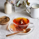 Édesített tea

Mint minden angol, úgy Erzsébet is kevés tejjel fogyasztja teáját, méghozzá cukor nélkül – semmilyen édesítő nem kerülhet Őfelsége italába, különben visszaküldeti.
