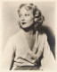 Thelma Todd 1935. december 15-én exkluzív partira volt hivatalos Hollywood egyik legelőkelőbb bárjában. A mulatság után taxival ment haza, s miután kiszállt az autóból, felsétált a lépcsőn a lakásába, ahol élettársával, Roland West filmrendezővel élt együtt. Másnap reggel a házvezetőnője, Mae Whitehead a saját autójának kormányára dőlve, vér áztatta estélyi ruhában talált rá holtan – a gyújtás be volt kapcsolva, de a motor nem járt. Testén számos sérülést találtak: eltört az orra, két bordája megrepedt, s úgy tűnt, valaki megpróbált lenyomni egy nehéz tárgyat – vélhetően egy pezsgősüveget – a torkán.
