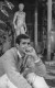 Anthony Perkins leghíresebb alakítása Peter Shaffer Equusához fűződik, amelyben először a fiút játszotta, idővel pedig a pszichiáter szerepét vette át a legendás Richard Burtontől, hamarosan pedig újabb komoly mérföldkőhöz érkezett, 1956-ban ugyanis a Szemben az erőszakkal című dráma mellékszereplőjeként Oscar-jelölést kapott.