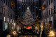 8. New York, USA

A filmekből már biztosan láttad, milyen is a karácsony New York városában. A világ legmagasabb karácsonyfája már december elejétől kivilágítva áll a Rockefelleren. Kötelező program a korcsolyázás és a kirakat nézegetés, majd a Diótörő balettelőadás megtekintése.