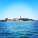 Poveglia-sziget, Olaszország. Na ezt tényleg senkinek nem ajánljuk, ugyanis a világ egyik leghátborzongatóbb és legszörnyűbb szigete. Arról vált híressé, hogy a római korban ide szállították a pestissel megfertőzött betegeket meghalni – és persze azért, hogy ne terjesszék tovább a kórt. A középkorban a pestis visszatérésével újra fertőzöttek ezreit szállították ide, akik mind a sziget földjébe lettek eltemetve. Egyesek szerint emiatt a talaj olyannyira telítve lett az elégetett és rothadó tetemekkel, hogy azóta nagyjából az 50%-a emberi maradványokból áll. Ráadásul mindezek után 1922 környékén még egy elmegyógyintézetet is nyitottak itt, ahol a betegekre természetesen nem volt jó hatással a sziget atmoszférája. Mind a mai nap láthatóak emberi csontok a partjainál és úgy tartják, hogy az egész sziget kísértetjárta.