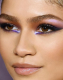 A sminkesek és hírességek sokszor kicsit továbbfejlesztik ezt a trendet díszített belső szemzugokkal. Zendaya a Dűne című filmjének premierjén például egy lilás árnyalattal egészítette ki az egyébként füstös sminket.  