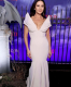 Mindenkinek tátva maradt a szája, amikor Catherine Zeta-Jones a vörös szőnyegre lépett a Hollywood Legion Theatre-ben a Wednesday című sorozat premierjén. A híresség mélyen dekoltált, testre simuló, földig érő Maticevski kreációja tökéletes választásnak bizonyult.