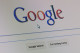 Az applikációban a "Hang- és audioaktivitás" nevű beállítás szabályozza, hogy a Google egyáltalán rögzítheti-e a hangalapú tevékenységedet. A techóriás szerint ez alapesetben ki van kapcsolva, de sokan akár véletlenszerűen is engedélyezhetik az eszköz legelső beállításakor, vagy a felhasználási feltételek átböngészése nélkül. 

Ha te is szeretnéd ellenőrizni, hogy az okostelefonodon aktív-e ez a funkció, nyisd meg a "Beállításokat" a készülékeden; görgess a "Google" menüpontig; válaszd az "Adatok és adatvédelem" fület; majd az "Előzménybeállításokon" belül a "Webes és alkalmazástevékenység" elemet!