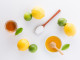 A C-vitaminban gazdag ételek, mint a citrusfélék, a paprika és a brokkoli, elősegítik a vas hatékonyabb felszívódását a szervezetben. Ha az étrend önmagában nem elegendő, orvosi tanács alapján vas-kiegészítők is alkalmazhatók, azonban mindig érdemes figyelni az adagolásra és a felszívódást befolyásoló tényezőkre, mint például a kávé, tea és tejtermékek kerülésére a vasban gazdag étkezések során.