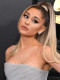 1. Az igazi Grande

Ariana Grande klasszikus, volumenes copfjáért képtelenség nem odáig lenni. Ez a magasra fogott lófarok a tökéletesen beszárított ívével maga a megtestesült Barbie frizura. A jó hír pedig, hogy te is könnyedén elkészítheted. Ehhez nem kell mást tenned, mint hátrafésülni a hajad, majd jó magasan rögzítened egy lófarokban. Ezt követően egy behajlakkozott fésűvel simítsd le és egyengesd el hajad, hogy az szépen és szorosan simuljon a fejedre. A copfot érdemes egy kicsit megtupírozni a volumenesebb hatás kedvéért, ha pedig igazán tökéletes lófarokra vágysz, válassz le egy tincset a copfból és tekerd szorosan a hajgumid köré, majd rögzítsd egy hullámcsattal. Így még maga Barbie, nem mellesleg pedig Ariana Grande is megirigyelné majd frizurád!