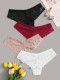Csipkéből készült bugyikat választasz

Bár általában a csipkebugyik valóban sokkal szebbek a pamutból készült változatoknál, viselésük hosszútávon akár egészségügyi kockázatokkal is járhat. A csipke nagyon könnyedén felszívja a nedvességet és nem szellőzik, tökéletes táptalajt teremtve a baktériumok számára. Ez bőrirritációhoz és különféle fertőzésekhez vezethet, ezért ha mindenképpen ragaszkodsz a csipke bugyikhoz, ügyelj rá, hogy legalább a lábközi terület pamutból legyen!