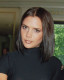 Mi is az a Posh Spice Bob? Ha elemeznénk a vágás anatómiáját, ennek a frizurának az egyik legjellemzőbb vonása a középen elválasztott és egyenes kivitelezés.