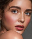 A sminkmester TikTok-videója után újra terítékre került a piros arcpirosító, és a beautyrajongók és sminkművészek is elkezdtek vele dolgozni - a #redblush címke már több mint 54,5 millió megtekintést ért el, és ez a szám folyamatosan növekszik. ,,A piros arcpirosító a legegyszerűbb módja annak, hogy tökéletes, természetes ragyogást hozzunk létre a bőrön" - mondja a sminkművész. Gyönyörűen működik különböző bőrtónusokon, és könnyedén testre szabható a kívánt megjelenés elérése érdekében, legyen szó egy cseresznyepiros vagy élénkpiros színről az arccsontjaidon.