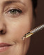 Mely életkorban ajánlott elkezdni a retinol használatát?

„A retinol nemcsak simábbá teszi a bőr textúráját, hanem megerősíti annak létfontosságú védőgátját is, ezáltal segítve a védekezést az öregedés jelei ellen”- mondja Wilmot. - „Több tanulmány is kimutatta már, hogy 20 éves korunktól kezdve minden évben körülbelül 1 százalékot veszít kollagénszintjéből a bőrünk, ezért általában azt javaslom, hogy 25 éves kortól vezessük be a retinolt a bőrápolási rutinba."