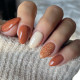 Visszafogott pumpkin spice

Az ősz nem feltétlenül a rikító, neon árnyalatok időszaka. Ilyenkor sokkal többen választanak mélyebb, sötétebb bordó és barna színeket. Ezek nagyon kifinomult és elegáns hatást keltenek, egy sötétebb árnyalatú narancsos színnel pedig magát a pumpkin sipce hangulatot is könnyedén megidézheted.