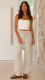 Minimalista elegancia

Ez az outfit nemcsak letisztult és stílusos, hanem rendkívül sokoldalú is. Érdemes olyan fehér pólót választani, amelynek a szabása és anyaga kiemeli a személyes stílust és kényelmet biztosít viselése közben. A krémszínű nadrág vagy szoknya legyen könnyű anyagú és laza, hogy maximális légáteresztést biztosítson a nyári melegben. A szandál választása során figyeljünk arra, hogy legyen kényelmes és stílusos egyaránt, hogy tökéletes kiegészítője legyen az egyszerű, mégis határozott megjelenésnek.