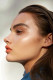 „Ez a technika kétségtelenül divatos volt, egy melegebb, pezsgőszínű highlighter viszont sokkal előnyösebb és kevésbé elavult. A hideg tónusok sápadttá teszik a bőrt, míg a melegek által igazán kellemes összhatás jön létre” – hívja fel a figyelmet a sminkes a bakira, ami újra kezd egyre népszerűbbé válni a hölgyek körében.
