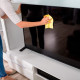 Televíziók tisztítása

A televíziók tisztítása során különös figyelmet kell fordítanunk a készülék érzékeny képernyőjére és az elektronikai alkatrészekre. Először is, kapcsold ki a televíziót, és húzd ki a konnektorból a biztonság érdekében. Kezdjük a képernyő tisztításával: használjunk egy puha, mikroszálas kendőt, amely nem karcolja meg a kijelzőt. Ezt a kendőt enyhén nedvesítsük meg desztillált vízzel vagy speciálisan kijelzőkhöz ajánlott tisztítószerrel. Fontos, hogy soha ne permetezzünk közvetlenül a képernyőre, mindig a kendőre vigyük fel a tisztítószert. Finoman töröljük át a képernyőt körkörös mozdulatokkal, hogy eltávolítsuk a port és az ujjlenyomatokat, de kerüljük a túlzott nyomást, ami károsíthatja a pixeleket. A televízió burkolatának tisztításához szintén mikroszálas kendőt használjunk, amit enyhén nedvesíthetünk vízzel vagy egy gyengéd tisztítószerrel. Ügyeljünk arra, hogy a szellőzőnyílásokba ne jusson folyadék, mivel ez károsíthatja a belső elektronikát. A távirányító tisztításához vegyük ki az elemeket, majd egy enyhén nedves mikroszálas kendővel töröljük át a gombokat és a burkolatot. A gombok közötti részeket puha sörtéjű fogkefével vagy fültisztító pálcikával tisztíthatjuk meg.