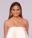 Chrissy Teigen

Az integetőháj sokunkat nagyon zavar, nincs ezzel másként Chrissy Teigen sem. Az amerikai modell 9 évvel ezelőtt végeztetett zsírleszívást hónalján, amiről több interjú során is nyíltan mesélt már. Chrissy elmondása alapján a műtét óta sokkal jobban érzi magát, felszabadultabban visel ujjatlan ruhákat.