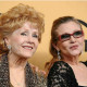 Carrie Fisher és Debbie Reynolds

A Star Wars jól ismert színésznőjének, Carrie Fishernek is génjeibe volt kódolva a tehetség, édesanyja, Debbie Reynolds ugyanis szintén színésznő volt. Rengeteg filmben szerepelt az '50-es, '60-as években,az egyszer biztos, hogy anya és lánya is maradandó nyomot hagyott a filmtörténelemben. Szomorú részlet, hogy Debbie csupán egyetlen nappal lánya halála után hunyt el.