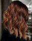 A pumpkin spice balayage titka, hogy rézszínű kiemeléseket adunk frizuránkhoz, mely ezáltal igazán őszi hangulatot áraszt majd. Stílusodtól és eredeti hajszínedtől függően bátran játszadozhatsz a barna, a vörös, a réz és akár a szőkés árnyalatokkal is, hogy igazán egyedivá varázsolhasd pumpkin spice frizurád.