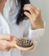 Csökkenti a hajhullást

A benne található antioxidánsoknak és más bioaktív vegyületeknek köszönhetően a zöld tea képes csökkenteni a hajhullást is. Tanulmányok kimutatták, hogy a zöld tea rendszeres használata segíthet megelőzni a hajszálak elvékonyodását és a hajhullás kialakulását. A zöld tea gyulladáscsökkentő tulajdonságai révén képes lehet kezelni a fejbőr irritációját és a korpásodást, amelyek gyakran hajhullást okoznak.