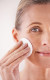 Mikor térjünk át a retinolról retinalra?

Amikor elérjük a 40-es éveinket és/vagy belépünk a menopauza időszakába, érdemes fontolóra venni a retinol gyakoriságának növelését vagy áttérni az erősebb retinalra. „A retinal az öregedés előrehaladottabb jeleivel is képes felvenni a küzdelmet, mint például a térfogatvesztés, a mélyebb ráncok, az áll és a nyak bőrének lógása, ezért 40 éves kor fölött mindenképpen érdemes adnunk neki egy esélyt” – tanácsolja Wilmot.