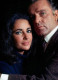 Richard Burton

Richard Burton és Elizabeth Taylor a Kleopátra című film forgatása alatt szerettek egymásba, szenvedélyes szerelmük viszont nem volt kimondottan jó hatással Elizabeth mentális egészségére. Házasságuk alatt a színésznő fájdalomcsillapítókat és altatókat szedett, gyakran alkohollal kombinálva. Emellett Burton is alkoholizmussal küzdött, mindez pedig rengeteg veszekedéshez és problémához vezetett a házaspár tagjai között. 1974-ben hivatalosan elváltak, Elizabeth Taylor viszont úgy gondolta, ez csak ideiglenes elszakadás lesz. A válás után Burton állítólag naponta kereste a színésznőt telefonon, aki viszont határozott ultimátumot szabott a férfinek alkoholizmusát illetően: vagy ő, vagy az ital. Burton ezt követően többnyire fiatalabb nők társaságát kereste, Elizabeth jóslata viszont végül valóban beigazolódott, 1975-ben újra összeházasodtak. Ezúttal házasságuk kevesebb, mint egy évig tartott, bár Burton valóban igyekezett mérsékelni az alkoholfogyasztást, továbbra is rengeteget veszekedtek, mígnem 1976-ban aztán újra elváltak.