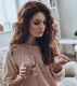 Biotin

A biotin részt vesz a keratin, a haj szerkezetét alkotó fehérje termelésében, ezért gyakran hozzáadják a haj megjelenésén javító étrendkiegészítőkhöz. Nincs bizonyíték rá, hogy a biotin hozzájárulna a haj növekedéséhez, az viszont biztos, hogy a biotin hiánya a haj elvékonyodásához, törékenységéhez vezethet. A felnőtteknek átlagosan napi 30 mcg biotinra van szükségük, melyet olyan élelmiszerek fogyasztásával vihetünk szervezetünkbe, mint például a tojás, a lazac, a gomba, az avokádó, a napraforgómag, a csirkemáj és az édesburgonya.