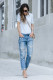 Boyfriend jeans, azaz csípőfazonú, „lógó” szabásvonalakkal rendelkező farmer