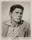 Charles Bronson igazi karrierje a Most a flottánál vagy című filmmel kezdődött, s azonnal skatulyát is kapott. Szokatlan külseje alapján nem lehetett Hollywood aranykorának szívdöglesztő bálványai közé sorolni, így markáns arcvonásai, erős fizikuma, kisportolt testalkata révén kemény szerepeket kapott.