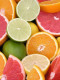 Citrusfélék

A citrusfélék, mint például az narancsok és a grapefruitok, bár önmagukban nem tartalmaznak kollagént, rendkívül gazdagok C-vitaminban, ami létfontosságú a kollagén termeléséhez. A C-vitamin elengedhetetlen szerepet játszik a pro-kollagén szintézisében, amely a kollagén előanyaga a szervezetben. Rendszeres fogyasztásuk segíthet fenntartani és fokozni a bőr kollagénszintjét, ami javíthatja annak rugalmasságát és egészségét.