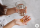Félelmetes belegondolni, de az idős férfi D-vitamin-toxicitás, hiperkalcémia, valamint szív- és veseelégtelenség következtében halt meg. Ennek a vitaminnak a túladagolásától már alapból mérgezési tünetek jelentkezhetnek, tehát ne kezdjük el esztelenül szedni.