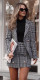 Tweed zakó + egyszerű felső + miniszoknya

A tweed zakó stílusos és időtlen darab, amelynek textúrája és mintázata fokozza az összképet, miközben klasszikus eleganciát sugároz. Az egyszerű felső tökéletes kontrasztot képez a zakóval, kiemelve annak részleteit és megőrizve a megjelenés letisztultságát. A miniszoknya pedig játékos és nőies elemet visz az outfitbe, emelve a stílust és vonzóvá téve az összhatást.