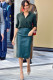 Meghan Markle szintén óriási rajongója az ízléses bőrszoknyáknak. 2018-as outfitjének középpontjában egy zöld színű, midi darab állt, amely tökéletesen példázza, hogy a színes bőrszoknyák is lehetnek visszafogottak és elegánsak. Az összeállítást nude magassarkú cipővel és néhány gyönyörű ékszerrel egészítette ki.