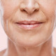 A legkevésbé invazív összetevők a retinoidok, a hialuronsav és a C-, a B- és az E-vitaminok, melyek hatékonyan képesek elősegíteni a bőr megújulását és a ráncok elhalványodását. Ha drasztikusabb változásra vágysz, egy másik módja az ajak redőinek csökkentésére a botox és a töltőanyagok kombinációja. Egy nagyon kis mennyiségű botox és injektálható töltőanyag visszaadhatja az elveszett térfogatot a száj körül és kisimíthatja az apró vonalakat. Persze léteznek ettől sokkal invazívabb megoldások is, a legjobb viszont, ha inkább a megelőzésre koncentrálunk. Az UV-fénynek és a nikotinnak való kitettség elkerülése segít az általános bőrminőség javításában, a megfelelő bőrápolási rutin kialakításával pedig minden esélyt megadhatunk magunknak arra, hogy minimalizáljuk az ajkak körül megjelenő ráncokat. Így tehát mondhatjuk, hogy a szívószálakat valóban tanácsos lehet kerülni, ezen kívül viszont rengeteg tényező befolyásolhatja bőrünk állapotát és az ajkaink körül megjelenő ráncok valószínűségét.