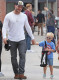 Chris Pratt

„Mindenféle klassz dolgot csináltam már színészi pályafutásom során – helikopterből ugrottam ki és egy professzionális stadionban baseballoztam” – mondta Pratt. – „Mindez viszont össze sem hasonlítható azzal az érzéssel, mint valaki apukájának lenni. Abban a pillanatban, amikor szülő lettem, elhatároztam, hogy milyen apa szeretnék lenni és csak azért imádkoztam, hogy sokáig éljek és minél tovább velük lehessek.” A színész háromgyermekes, büszke apuka, valósággal odáig van gyermekeiért.