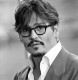 A hírek szerint egyébként akadozik a Modi forgatása, mégpedig a színész-rendező Johnny Depp miatt, aki jószerivel több időt tölt bulizással, mint a munkájával. A Karib-tenger kalózai egykori sztárja jelenleg egy XVI. kerületi luxusvillában lakik.