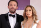 Az is beszédes, hogy az 54 éves énekesnő férje nélkül élvezi a pompás New York-i nyarat, míg Affleck Los Angelesben maradt. Igaz, a fáma szerint az Oscar-díjas színész-rendező ki sem látszik a munkából, ezért ideje sem lenne most lazítani.
